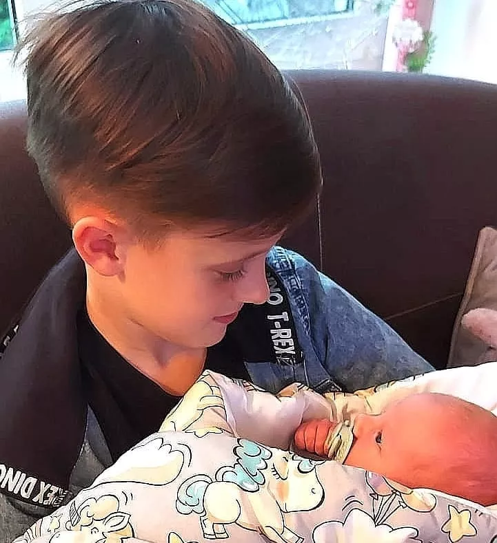 Uwielbiany wokalista disco polo pokazał zdjęcie z malutkim synkiem! Wzruszająca fotka Przemka Budki chwyta za serce! 